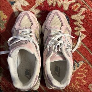 New Balance Women's 9060.